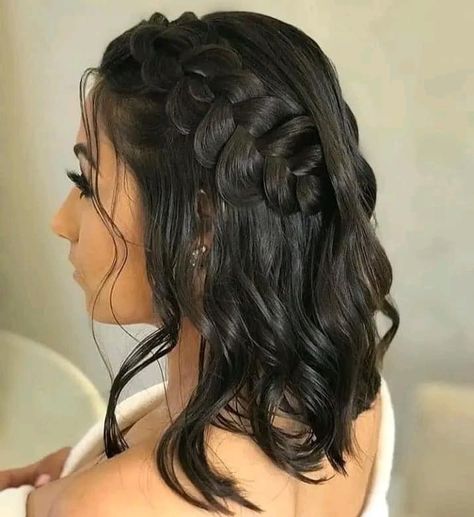 Prom Hairstyles For Medium Short Hair, Short Hair Quince Hairstyles, Short Hairstyles For Quinceanera, Short Quince Hair, Short Hair Quinceanera Hairstyles, Quince Dama Hairstyles, Quinceanera Hairstyles For Short Hair, Hairstyle For Dance, Quinceanera Hairstyles Shorthair