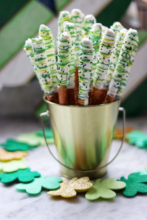 Fancy St. Patrick’s Day Pretzel Rods recipe from Parks and Tally! Click or visit FabEveryday.com for this and more of my easy kid-friendly St. Patrick’s Day food ideas and recipe links for fun St. Patrick’s Day treats. Pin this to your party, dessert, and St. Patrick’s Day boards! #recipe #recipes #easyrecipe #stpatricksday #stpatricksdayfood #stpaddy #stpatricksdayideas #pretzels #pretzelrods #whitechocolate #sprinkles #treats #desserts #easydesserts #dessertrecipes #partyideas #fabfood St Patty’s Day Food For Kids, St Patricks Day Dessert Table, St Pattys Decoration, Saint Patricks Day Dessert Ideas, Saint Patrick Desserts, St Patrick’s Day Sweets, Saint Patrick’s Day Treats, St Patty’s Day Party, At Patrick’s Day Treats