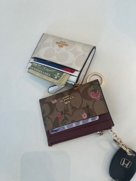 Coach Keychain Wallet With Keys, Cute Cardholder Wallet, Coach Keychain Wallet Aesthetic, Pretty Wallets For Women, Wallet Astethic, Coach Flower Wallet, Phone Wallet Aesthetic, Coach Wallet Small, Designer Wallet Aesthetic