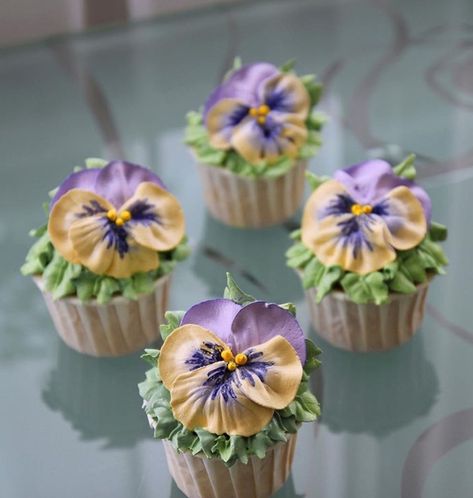 Pansy cupcakes Flower Cake Decorations, Floral Cupcakes, Cupcake Bouquet, Love Cupcakes, Flower Cupcakes, Wedding Cake Inspiration, Take The Cake, Pastry Cake, Vintage Cake