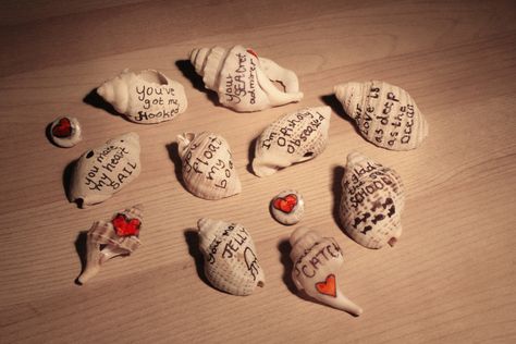 Sea Shell Valentines #seashell #valentine  #ocean #craft #diy #beach #puns #ofishallyobsessed #floatmyboat #SEAcretadmirer #ourloveisasdeepastheocean #youreacatch #youmakemyheartsail #youvegotmehooked Coastal Valentine Decor, Shell Valentines, Wishes Board, Beach Puns, Ocean Craft, O Fish Ally, Diy Beach, Beach Stuff, Bf Gifts