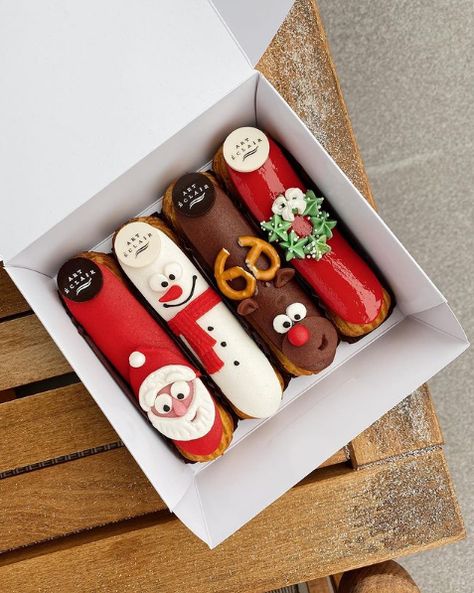 Eclair Christmas, Christmas Profiteroles, Choux Christmas, Christmas Eclairs, Eclairs Decoration, Reindeer Pretzels, Christmas Patisserie, Christmas Pastries, Eclair Recipe