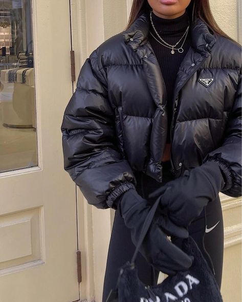 Puffer Jacket Outfit Women, Puffer Jacket Outfit, Glamour Outfit, Jacket Outfit Women, Image Swag, Casual Outfit Inspiration, Black Puffer Jacket, Quilted Puffer Jacket, Streetwear Aesthetic