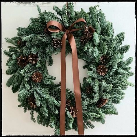 Pinecones Christmas Decorations, Christmas Door Decorations For Home, Christmas Wreaths With Ornaments, Diy Gift For Kids, Black Christmas Tree Decorations, Diy Christmas Door Decorations, Diy Christmas Door, Chirstmas Gift, Holiday Wreaths Christmas