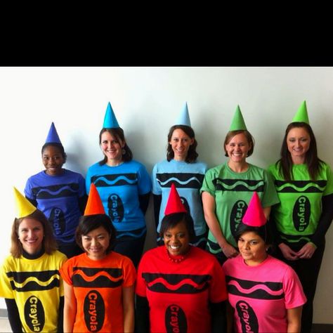 Homemade Crayola shirts! Crayola Family Costume, Crayola Costume, Crayon Box Costume, Crayon Halloween Costume, Teacher Halloween Costumes Group, Halloween Crayons, Crayon Costume, Halloween Costumes For Work, Diy Crayons