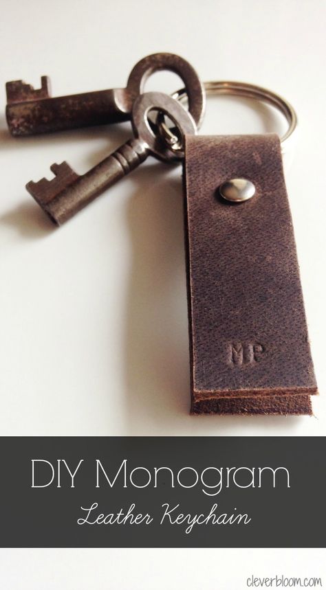 Diy Mens Keychain, Leather Wristlet Keychain Diy, Easy Leather Keychain, Leather Keychain Ideas, Diy Leather Keychain, Diy Leather Gifts, Leather Keychain Diy, Diy En Cuir, Diy Leather Projects