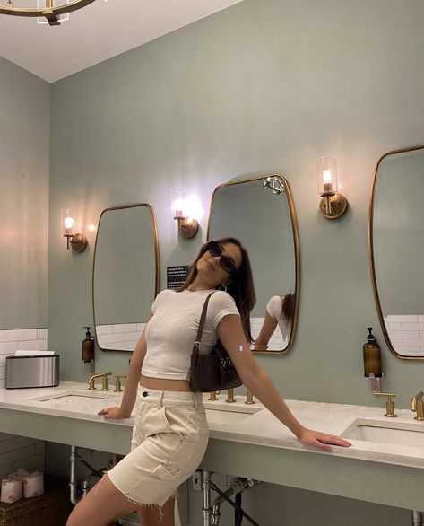 Restroom Photoshoot Ideas, Photoshoot By Yourself At Home, Bathroom Photoshoot, Hotel Photoshoot, Mirror Bathroom, Pics Inspo, Fitness Inspiration Body, Minimal Outfit, Random Photos