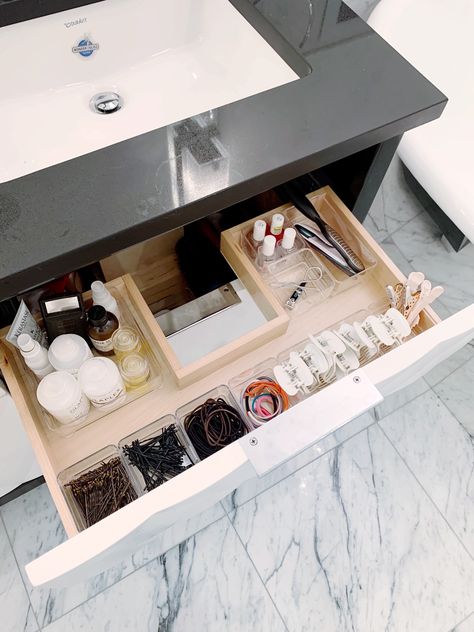 Bathroom Wall Shelf Skincare, Hair Items Organization, Bathroom Organisation Drawer, Guest Bathroom Drawer Organization, Deep Bathroom Drawer Organization, Bathroom Organization Ideas Countertops, Skincare Drawer, Bathroom Toiletries Organization, Bathroom Drawer Organizer