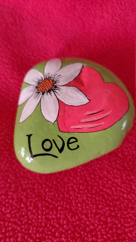 Love Heart and Flower Painted Rock. Makes a beautiful Valentine's or Anniversary keepsake gift. Handpainted with acrylic paints on a natural stone. Rock Painting Hearts, Painted Hearts On Wood, Flowers Painted On Rocks, Flowers On Rocks, Rock Painting Flowers, Rock Painting Supplies, Inspirational Rocks, Painting Flowers Tutorial, Garden Rock Art