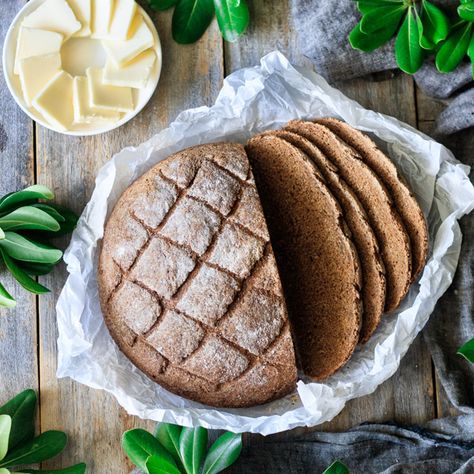 Overnight Pumpernickel Bread: this easy homemade bread can be started the night before so you can enjoy fresh pumpernickel bread tomorrow. It’s a vegan bread that’s perfect for appetizers or a healthy breakfast. No machine is needed for this simple bread recipe!| www.savortheflavour.com #pumpernickelbread #veganbread Homemade Pumpernickel Bread, Simple Bread Recipe, Pumpernickel Bread, Easy Homemade Bread, Savory Bread Recipe, Simple Bread, Pita Bread Recipe, Homemade Bread Easy, A Healthy Breakfast