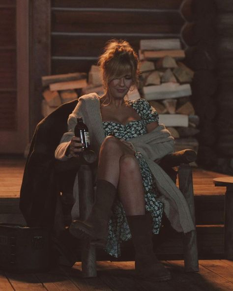 Beth Dutton Fanpage on Instagram: “🍻 Saturday night vibes! — This is a #FANpage 🏷 #bethdutton #yellowstonetv #yellowstone #kellyreilly #favoriteactress #montana #cowboy” Beth Dutton Dress And Boots, Suede Lug Boots, Beth Dutton Style, Montana Cowboy, Yellowstone Tv Series, Yellowstone Outfits, Kelly Reilly, Hippie Cowgirl, Beth Dutton