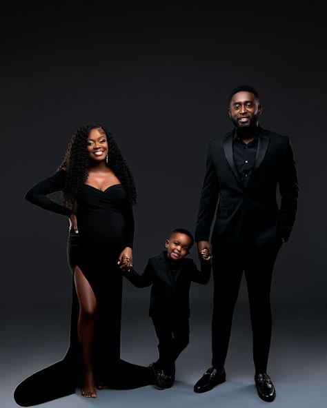 What a beautiful family 🖤 Family Studio Photoshoot Poses, Black Family Of 3 Photoshoot, All Black Family Photoshoot, Elegant Family Photoshoot, Family Of 3 Photo Ideas Studio, Family Of 3 Photoshoot Studio, Glam Family Photos, Family Shoot Ideas, Family Studio Photoshoot