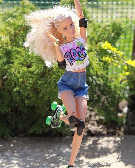 Barbie Doll Photoshoot, Curly Barbie, My Froggy Stuff Videos, Doll Photoshoot, Barbie Jeans, Yellow Stairs, Barbie Diy Accessories, Barbie Look, Barbie Stories