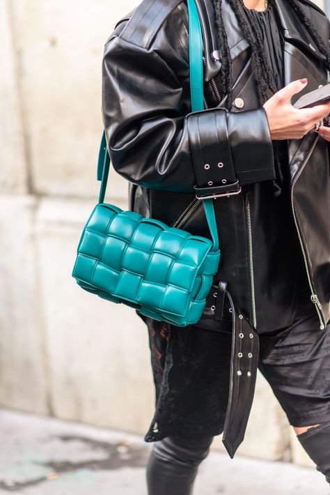 Padded Cassette Bag Outfit, Bottega Veneta Padded Cassette Bag, Nyc Street Style Fall, Bottega Veneta Cassette Bag, Padded Cassette Bag, Bottega Veneta Cassette, Hand Bags For Women, Street Style Fall Outfits, Paris Fashion Week Street Style