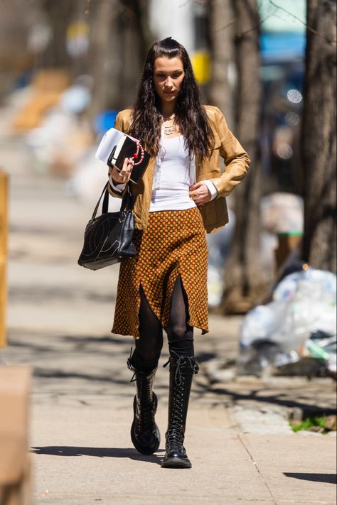 04/12 - Bella Hadid in the streets of New York Bella Hadid Winter Outfits, Bella Hadid Fall, Bella Hadid Street Style, Bella Hadid Outfits, Bella Hadid Style, Hadid Style, Nova York, April 12, Celebrity Street Style