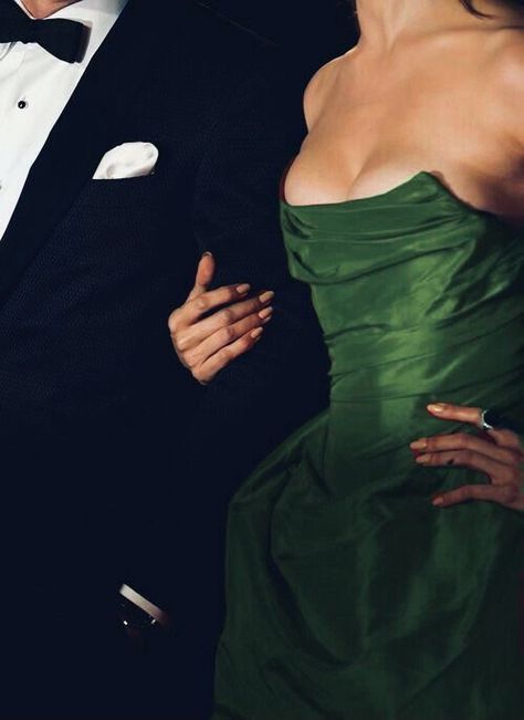 Me And My Husband Aesthetic, Evelyn Hugo Outfits, The 7 Husbands Of Evelyn Hugo Aesthetic, Hollywood Couple Aesthetic, Vestido Verde Aesthetic, 7 Husbands Of Evelyn Hugo Aesthetic, Vestidos Verdes Aesthetic, Bal Aesthetic, Old Glamour Aesthetic