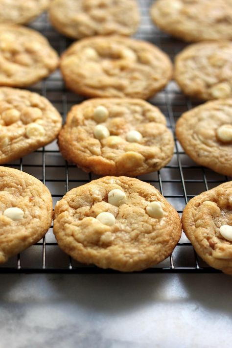 White Chocolate Walnut Cookies, Macros Snacks, Chocolate Walnut Cookies, Walnut Cookie Recipes, Cookies Chewy, Baker By Nature, Brown Sugar Cookies, White Chocolate Chip, White Chocolate Chip Cookies