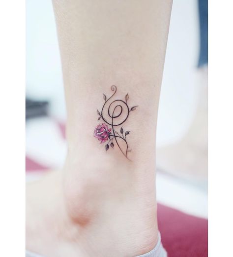 Hakuna Matata #M Hakuna Matata Symbol, Hakuna Matata Tattoo, Body Tattoo Design, Symbol Tattoos, Sister Tattoos, Disney Tattoos, Symbolic Tattoos, Trendy Tattoos, Mini Tattoos