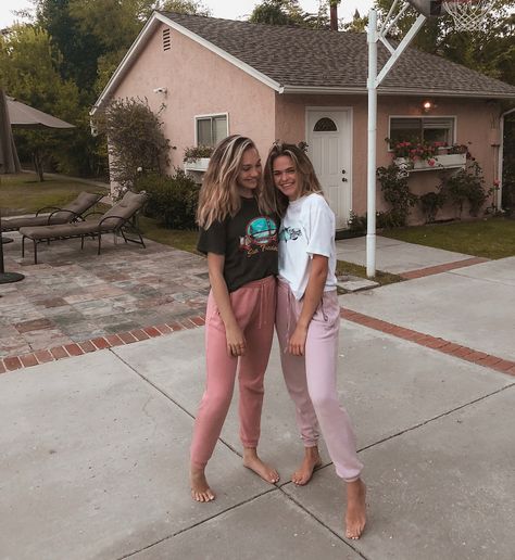 Having fun in our sexy bare feet. Summer Mckeen, Maddie Ziegler, Best Friend Photos, Bff Goals, Lazy Day Outfits, Bff Pictures, Best Friend Goals, Best Friend Pictures, Friend Photos