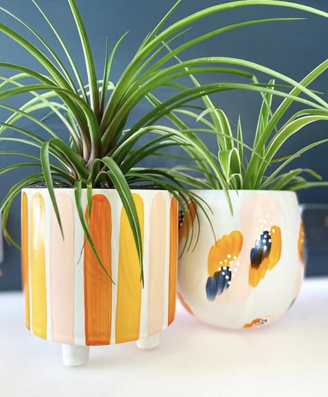 Pottery Planter Painting Ideas, Diy Painted Vases, Ceramic Cafe, Diy Pottery Painting, Dining Room Style, Painted Pots Diy, Diy Flower Pots, Diy Ceramic, Mixed Media Art Canvas