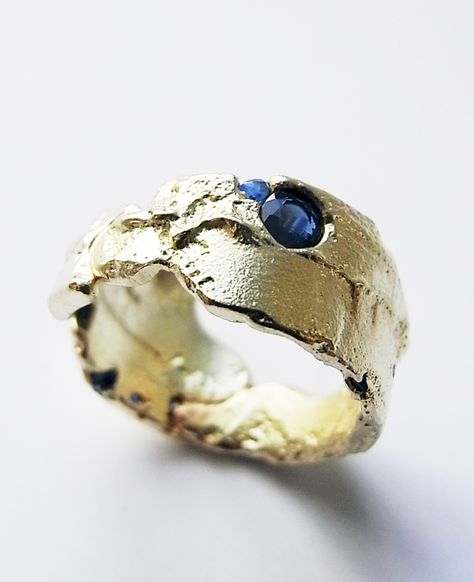 Freeform ring in 18ct gold, cut sapphires and sapphire fragments by Kelvin J. Birk 2013 Freeform Ring, Contemporary Jewellery, Contemporary Jewelry, The Ring, Modern Jewelry, Wabi Sabi, Jewelry Art, Beautiful Rings, Jewelry Inspiration