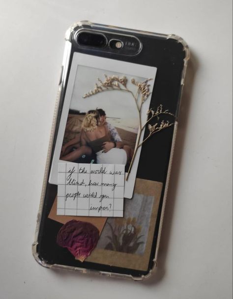 Aesthetic Back Cover Diy, Back Cover Aesthetic Diy, Phone Cases With Polaroid Picture, Pictures In Phone Case Ideas, Aesthetic Phn Cover Ideas, Iphone Back Case Aesthetic, Phn Cover Painting Diy, Phone Cover Design Aesthetic, Aesthetic Covers For Phone