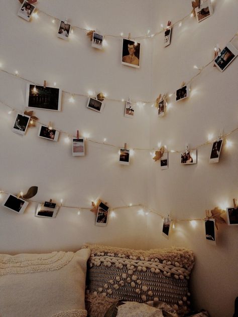 Polaroid Wall Ideas Aesthetic, Teen Room Lights, Fairy Lights On Wall, Light Picture Wall, Beige Room, Apartment Deco, String Lights In The Bedroom, Polaroid Wall, Bedroom Lights