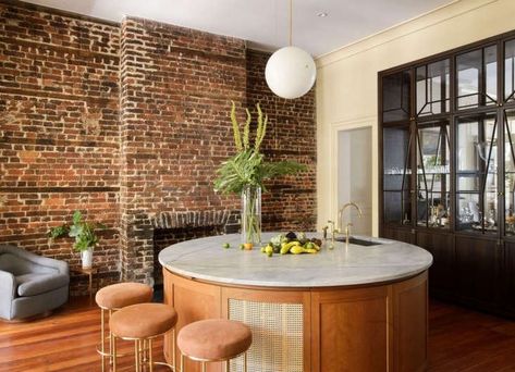 Kitchens of the Week: 9 Curvilinear Cook Spaces, Trend Edition - Remodelista Round Kitchen Island, Kitchen Island Tops, Kitchen Island Cabinets, Best Kitchen Design, Round Kitchen, All White Kitchen, Row House, Upper Cabinets, Curved Glass