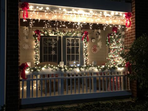 Apartment Christmas Lights Patio, Christmas Lights For Apartment Balcony, Condo Balcony Christmas Decor, Condo Christmas Decor Outside, Deck Holiday Decorating, Christmas Decor Patio Apartment, Christmas Decor Ideas Outdoor Porch Railing, Christmas Apartment Patio Decorations, Christmas Apartment Porch Decor