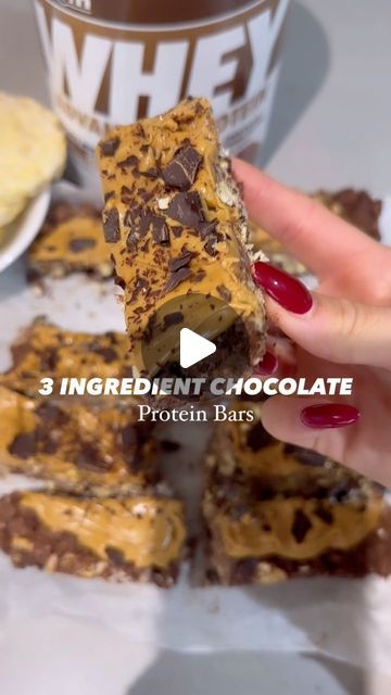 Jessica Webb - Online Coach on Instagram: "3 INGREDIENT PROTEIN BARS 🍫🥜
*These were AMAZING 🤩

✨Ingredients:
-60g corn cakes 
-150g dark chocolate 
-2 scoops protein powder

✨Optional toppings:
-80g Peanut butter 
-100g 0% Greek yogurt 
-Dark chocolate crumble 

Method 
👩🏽‍🍳Crush corn cakes and mix with whey protein.
👩🏽‍🍳Add in melted chocolate and mix until combined.
👩🏽‍🍳Add mixture to a lined tin, and press down firmly. 
👩🏽‍🍳Add optional toppings (I mixed yogurt and melted peanut butter together to make a paste)
👩🏽‍🍳Leave in fridge to set. I cut into 10 mini bars 

👅102 calories per bar (without toppings) 
👅162 calories per bar (WITH toppings) 

Save and let me know if you try 🫶🏽

JESSW10 @elitesuppsuk 

#motivation #fitnessjourney #fitnessmotivation #fitness #gymgi Melted Peanut Butter, Chocolate Crumble, Peanut Butter Protein Bars, Corn Cakes, Mini Bars, Melted Chocolate, 100 Calories, 3 Ingredient, Protein Bars