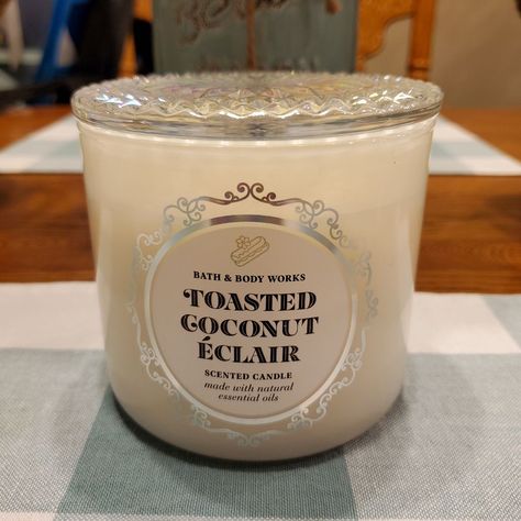 Coconut Candles, Coconut And Vanilla, Candle Obsession, Coconut Candle, Pound Cake With Strawberries, Vanilla Scented Candles, Bath Body Works Candles, Cotton Candy Clouds, Bath And Body Work