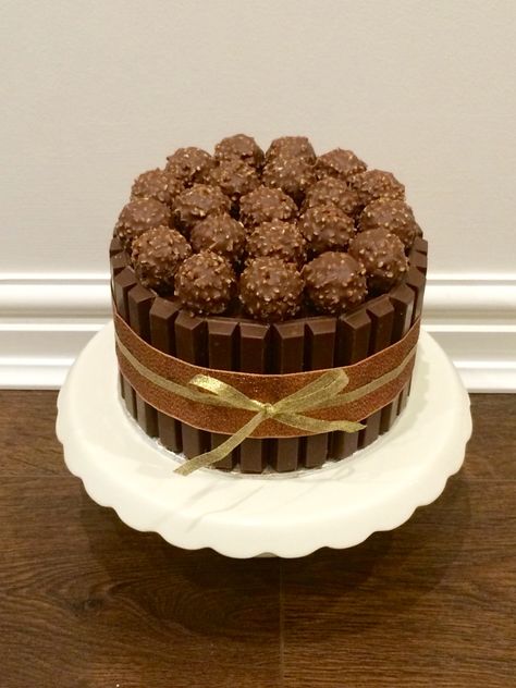 Ferror Rocher Cake, Ferrero Rocher Cake Decorating Ideas, Ferraro Rocher Cake Birthday, Cake Ferrero Rocher, Ferrero Cake, Rocher Cake, Ferrero Rocher Cake, Modern Birthday Cakes, Kitkat Cake