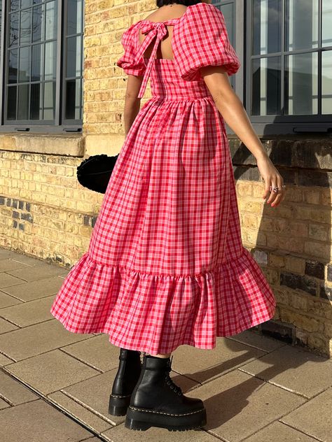 Gingham red molby the label dress. Midi dress with dr martens pascal platform boots. Spring grunge aesthetic Spring Fashion Aesthetic 2024, Vintage Spring Fashion, Eccentric Summer Outfits, Red Spring Outfit, Spring 2024 Dresses, Gingham Outfit Aesthetic, Spring 2024 Fashion, Spring Dresses 2024, Ginham Dress