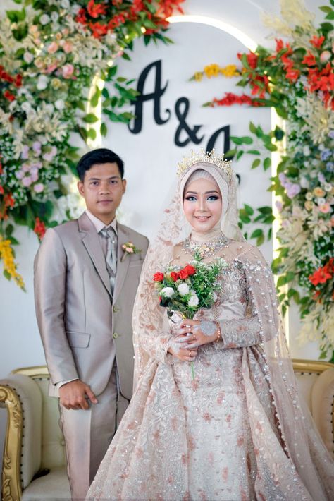 Pose Pengantin, Style Foto, Pose Wedding, Javanese Wedding, Foto Wedding, Wedding Pose, Wedding Muslim, Photo Wedding, Wedding Poses