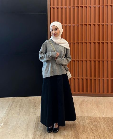 Outfit Rok Hitam, Grey Outfit Hijab, Minimalist Outfit Hijab, Campus Outfit Hijab, Grey Hijab Outfit, Budak Ootd, Classy Hijab Outfits, Skirt Outfits Hijab, Muslim Outfit Ideas