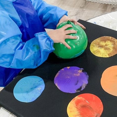 Jamie White on Instagram: "🎈Print Planets - Process Art Idea🎈  🪐Squirt 2 colors of acrylic paint onto small paper plates. 🪐Inflate balloons so that they are the right size for little hands. Don’t fill them completely so there’s less chance of popping. 🪐We purchased a bull pack of large black art canvases from @michaelsstores. 🪐Lots of students wanted to make extras and used black card stock. If you don’t have art canvases, cardstock works just as well! 🪐Dip the balloons into the paint, then print them on the canvas. 🪐This is a cool art project to do while studying outer space, or you could do it any time of the year! The results are stunning. 😍😍  Comment "SPACE" if you'd like a link to a 10-day Outer Space Circle Time Unit! ⭐️☀️🪐🌎  #preschoolactivities #preschool #preschoolteac Planet Crafts For Preschool, Space Theme Crafts For Toddlers, Outer Space Art For Toddlers, Space Circle Time, Balloon Printing, Process Art Preschool, Outer Space Crafts, Art Provocations, Jamie White