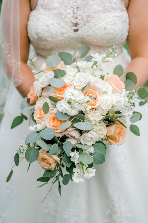 Light Orange Wedding Flowers, Orange And White Wedding Flowers, Orange And White Bridal Bouquet, Florist Inspiration, White And Orange Flowers, Orange Rose Bouquet, Bride Bouquets White, Yellow Bridal Bouquets, Orange And White Flowers