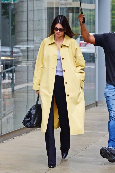 Kendall Jenner Yellow, Yellow Jacket Outfit, Yellow Trench Coat, Hailey Rhode Baldwin, Scandi Fashion, Tuxedo Coat, Kendall Style, Trench Coat Outfit, Yellow Coat