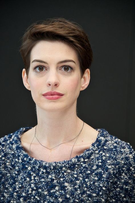 NEW YORK, NY - DECEMBER 03:  (NO TABLOIDS; NO US SALES FOR 30 DAYS)  Anne Hathaway attends the 'Les Miserables' press conference at the Ritz Carlton Hotel on December 3, 2012 in New York City.  (Photo by Vera Anderson/WireImage) Anne Hathaway Short Hair, Anne Hathaway Pixie, Lisbeth Salander, Long Pixie Hairstyles, Short Grunge Hair, Thick Curly Hair, Hollywood Reporter, Peinados Fáciles Para Cabello Corto, Hair Haircuts