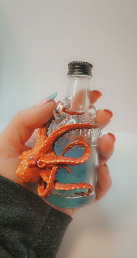 Art In A Bottle, Clay Bottles, Clay On Jars, Clay Bottle Art, Polymer Clay Bottle Art, Clay Bottle, Bottle Clay Art, Clay On Bottles Art, Bottle Crafts With Clay