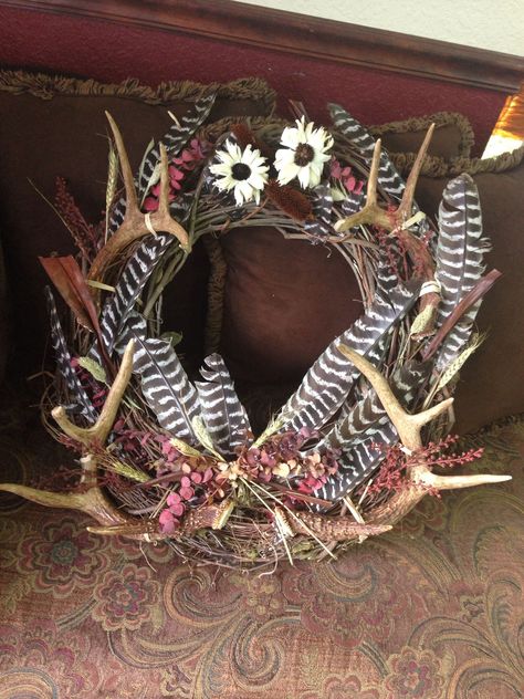 Antlers And Flowers, Deer Antler Wreath, Diy Antlers, Antler Projects, Antler Ideas, Antler Wreath, Deer Antler Decor, Antlers Decor, Funky Home