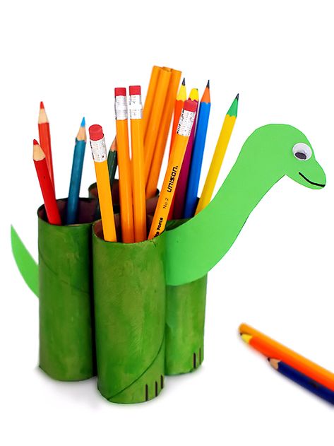 Cardboard Roll Dinosaur Pencil Holder with Free Printable Template Easy Dinosaur Crafts, Dinosaur Crafts Preschool, Dinosaur Template, Dinosaur Pencil, Paper Dinosaur, Diy Pencil Holder, Dinosaurs Preschool, Cardboard Rolls, Rolled Paper Art