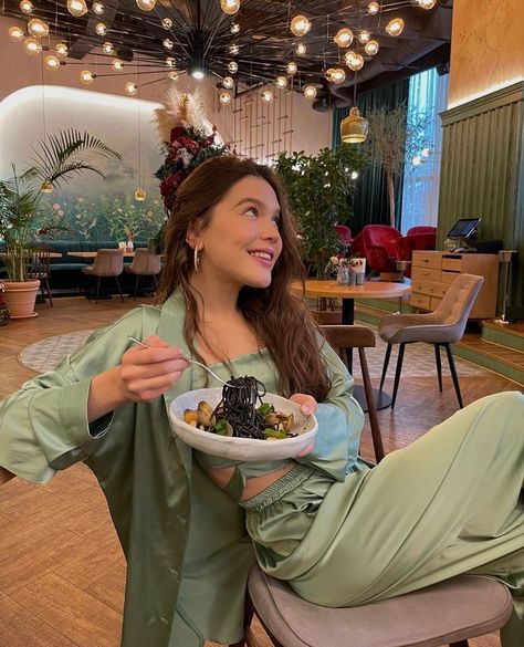 Food Poses, Cafe Pose, Cap And Gown Pictures, Gown Pictures, Insta Poses, Standing Poses, Street Fashion Photography, Fashion Photography Poses, Backyard Garden Design