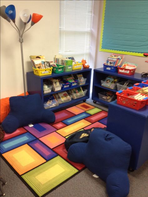 Designing cozy reading nooks for students to use for free reading allows students to read for enjoyment rather than school. Adding comfy chairs and lamps makes the classroom feel more inviting and encouraging for new, or struggling readers. Reading Corner Classroom, Library Seating, Classroom Libraries, Classroom Layout, Decor Classroom, Fashion Formal, Reading Nooks, Flexible Seating, New Classroom