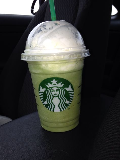 green tea frappuccino Big Brew Milk Tea, Milk Tea Prank, Matcha Milktea, Green Tea Frappuccino, Aesthetic Starbucks, Café Starbucks, Matcha Cafe, Starbucks Drinks, Apa Aja