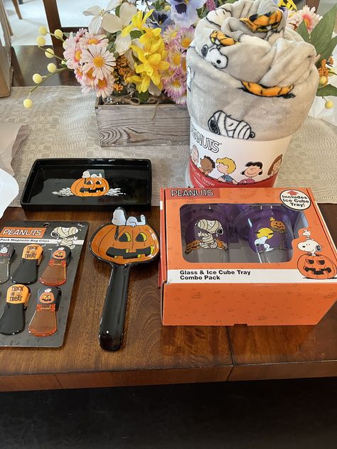 Peanuts Decor, Snoopy Items, Ouran High School Host Club Funny, Halloween Breakfast, Antlers Decor, Brown Decor, Snoopy Halloween, Preppy Fall, Birthday Activities