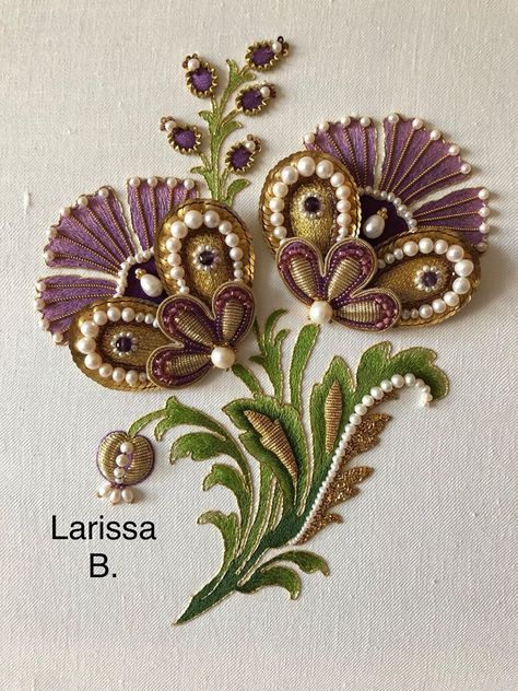 Goldwork Embroidery Patterns, Pearl Embroidery Designs, Golden Embroidery Design, Embroidery With Pearls, Fantasy Embroidery, Bordado Jacobean, Asian Embroidery, Village Women, Goldwork Embroidery