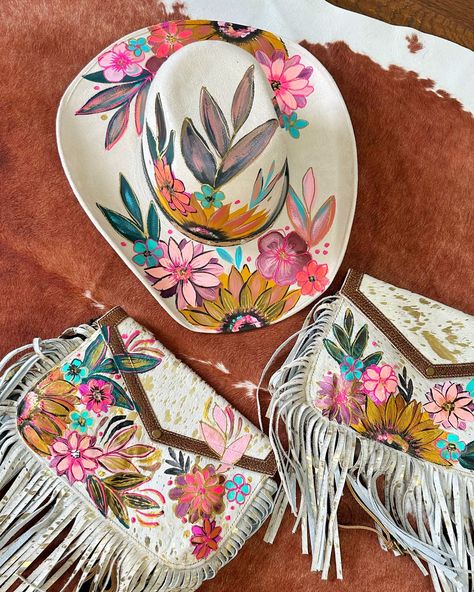 Wildflowers cowgirl hat 💕 For a limited time these have been opened for pre-order ✨ Comment WILDFLOWERS for the link 🤩 #cowgirlhat #cowgirlstyle #cowgirlfashion #cowgirlchic #hats #hat Hand Painted Hats, Textured Hat, Americana Aesthetic, Cowhide Purse, Painted Hats, Painted Tote, Cowgirl Chic, Cowgirl Hat, Cowgirl Hats