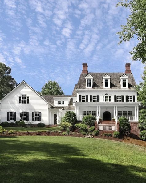 A classic style american home on a sunny day Colonial House Exterior Porch, White Colonial House Exterior, House Exterior Porch, Timeless Home Exterior, White Colonial House, White Picket Fence Ideas, Colonial House Exterior, Southern Style Homes, Picket Fence Ideas