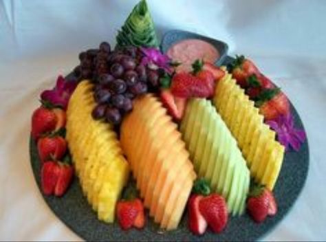 Modern Fruit Tray Decorações Com Comidas, Fruit Displays, Fruit Party, Party Trays, New Fruit, God Mat, Veggie Tray, Fruit Carving, Party Platters